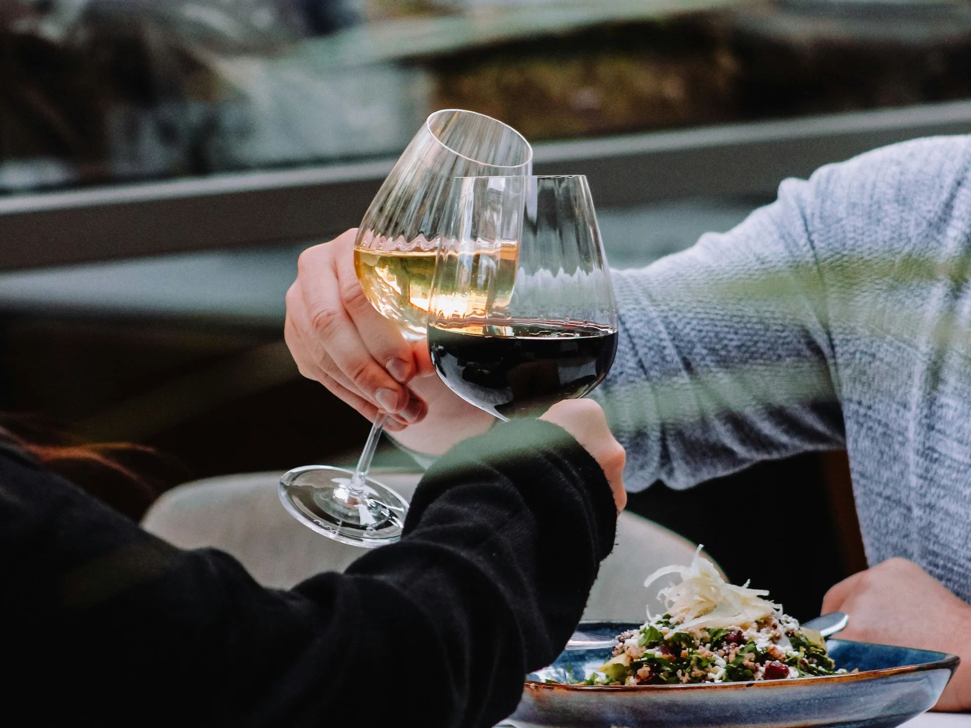 Gasthof Weisskugel: your authentic restaurant in Vent Two people toast with red and white wine during a meal