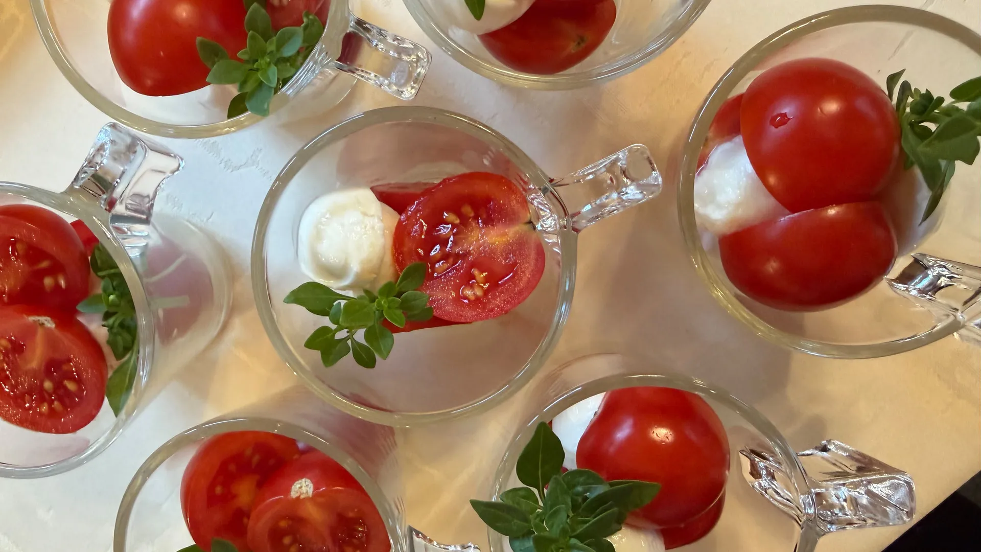 Gasthof Weisskugel: Bilder, die Sehnsucht wecken Gläser mit Tomaten, Mozzarella und Basilikum auf einem Tisch