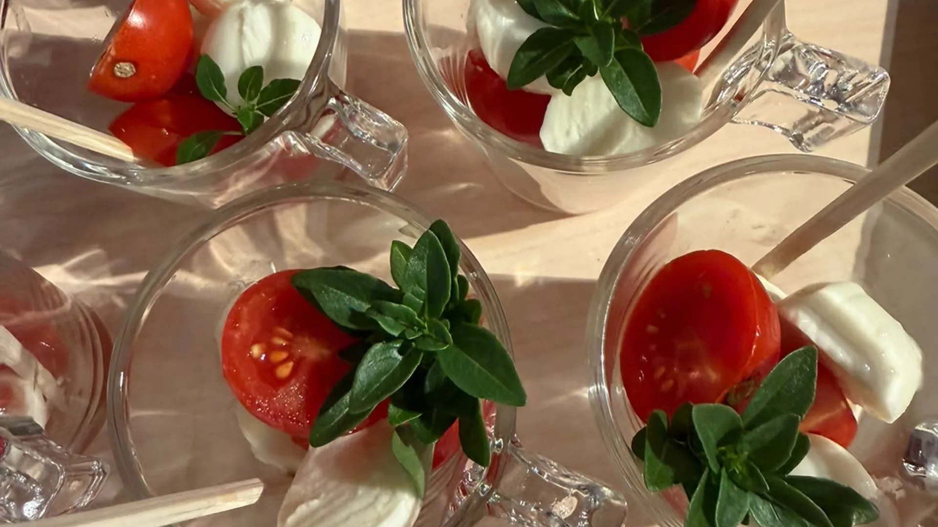 Gasthof Weisskugel: Bilder, die Sehnsucht wecken Gläschen mit Tomaten, Mozzarella und grünen Kräutern