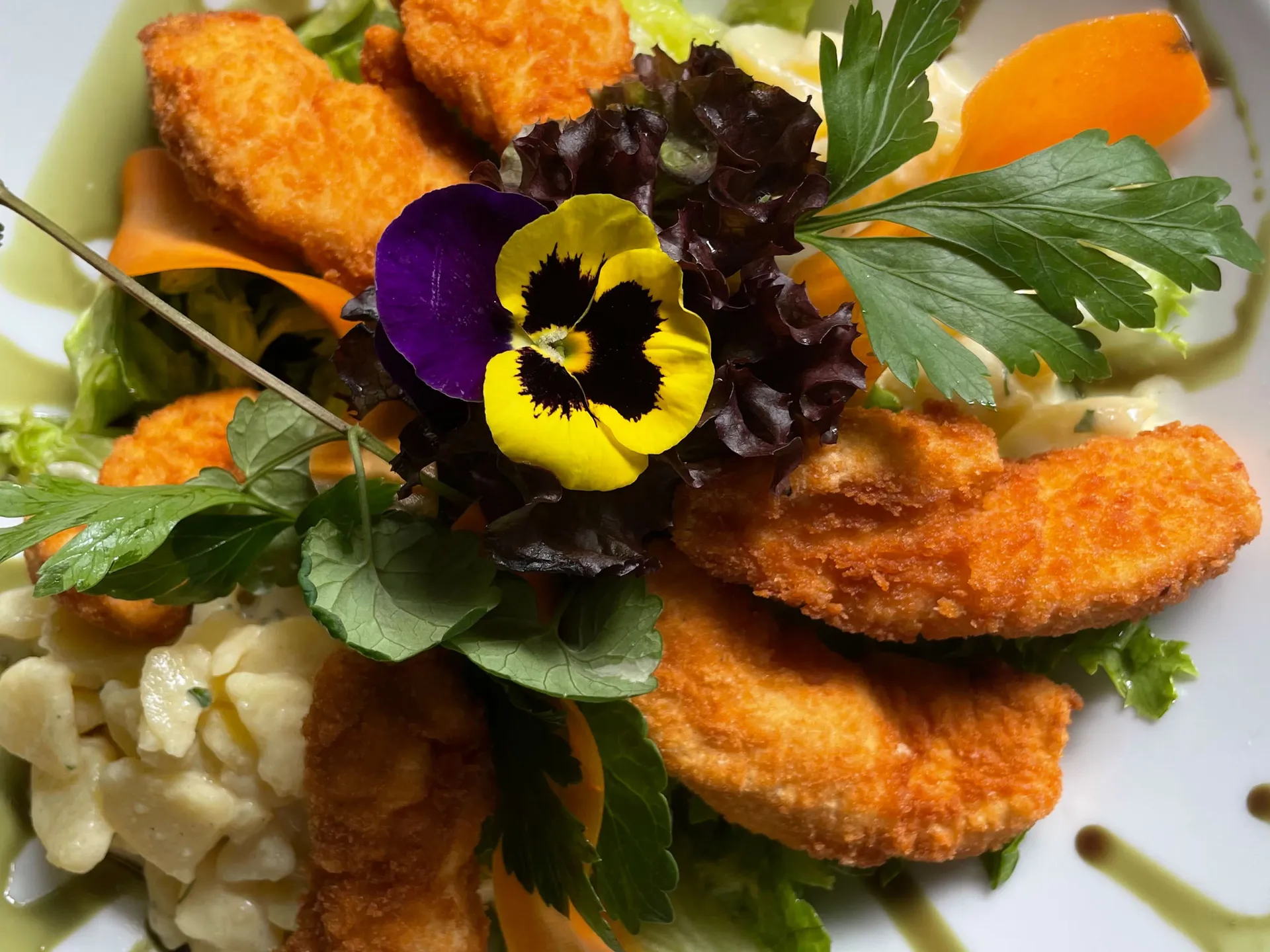 Gasthof Weisskugel: dein originales Restaurant in Vent Salatteller mit panierten Kroketten, Gemüse, Kräutern und essbaren Blüten