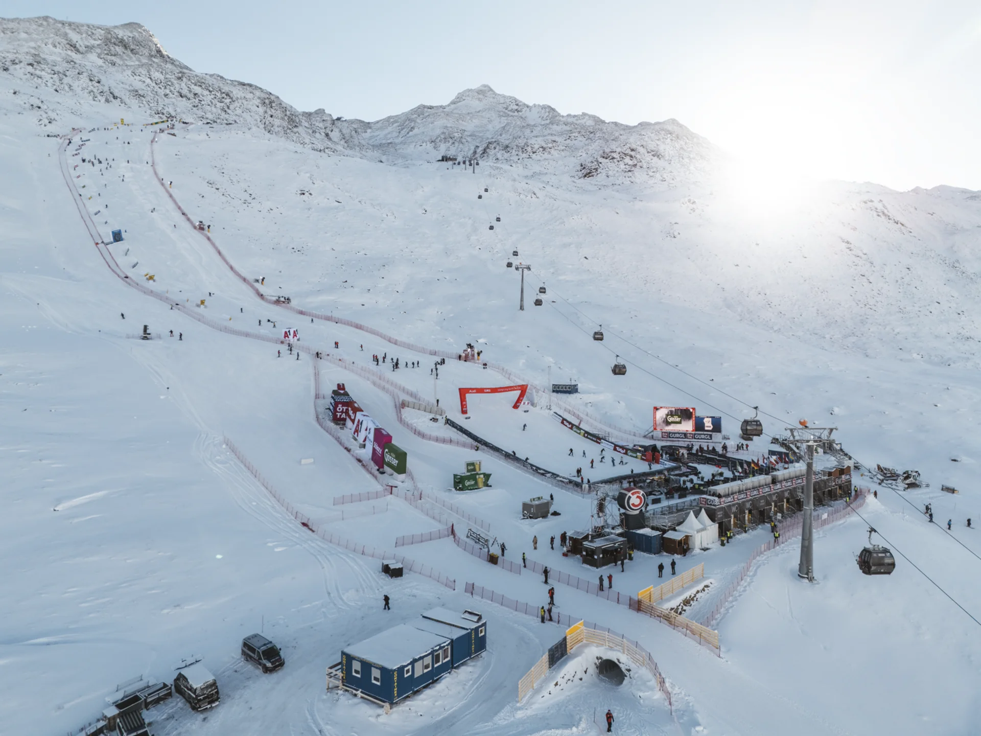 Weisskugel: your accommodation in Tyrol Skigelände mit Liften, Pisten und Zuschauern bei sonnigem Winterwetter