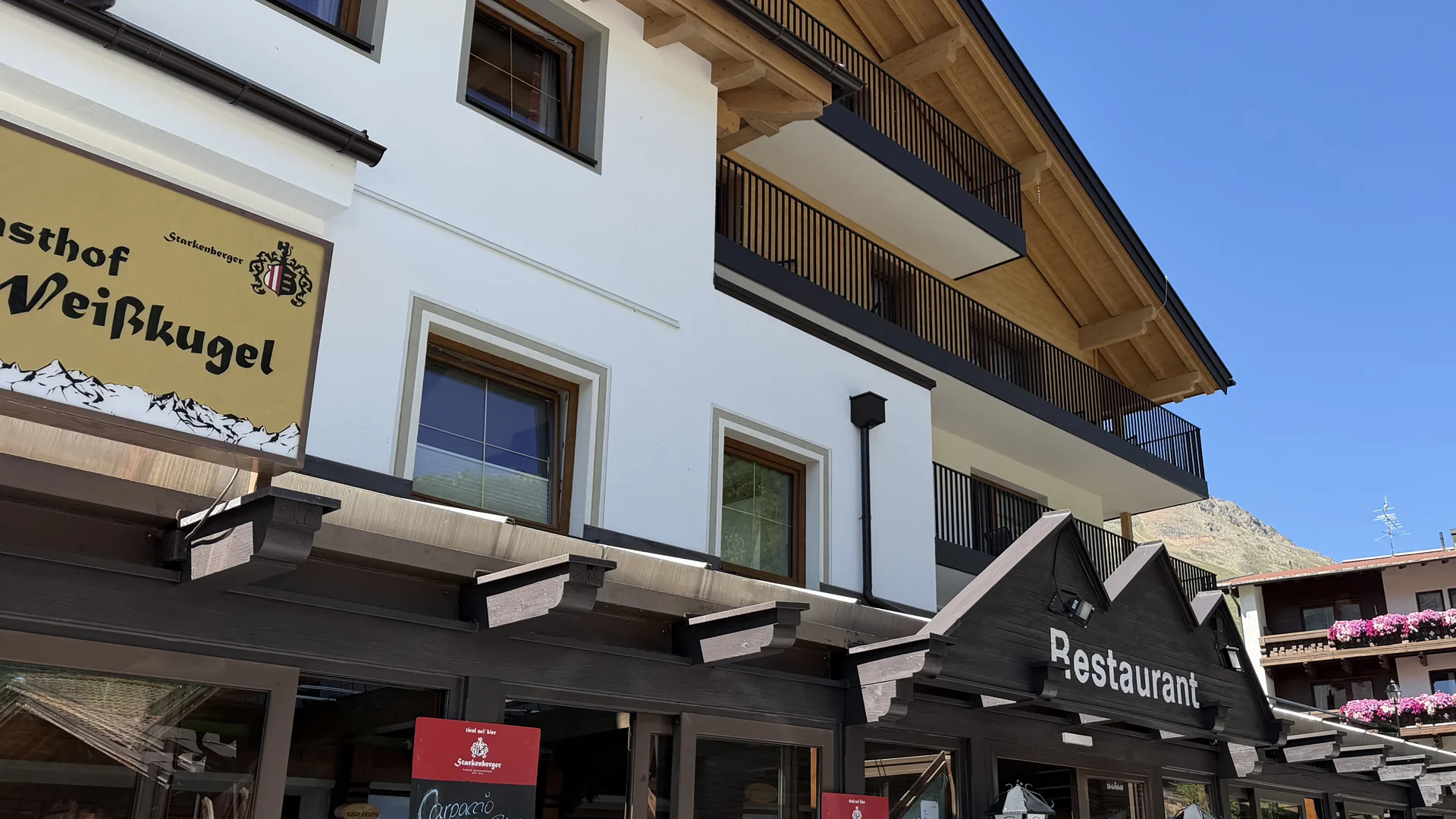 Gasthof Weißkugel with restaurant terrace and mountain backdrop