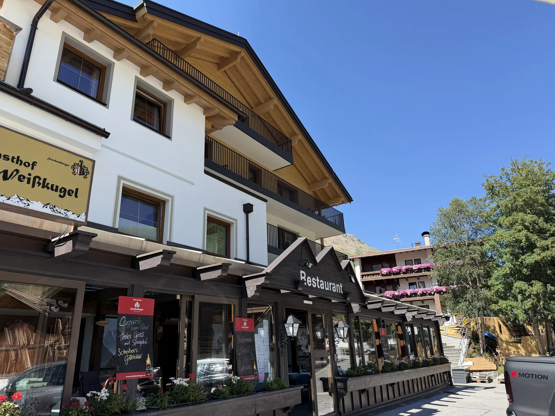Weisskugel: your accommodation in Tyrol Gasthof Weißkugel with restaurant terrace and mountain backdrop