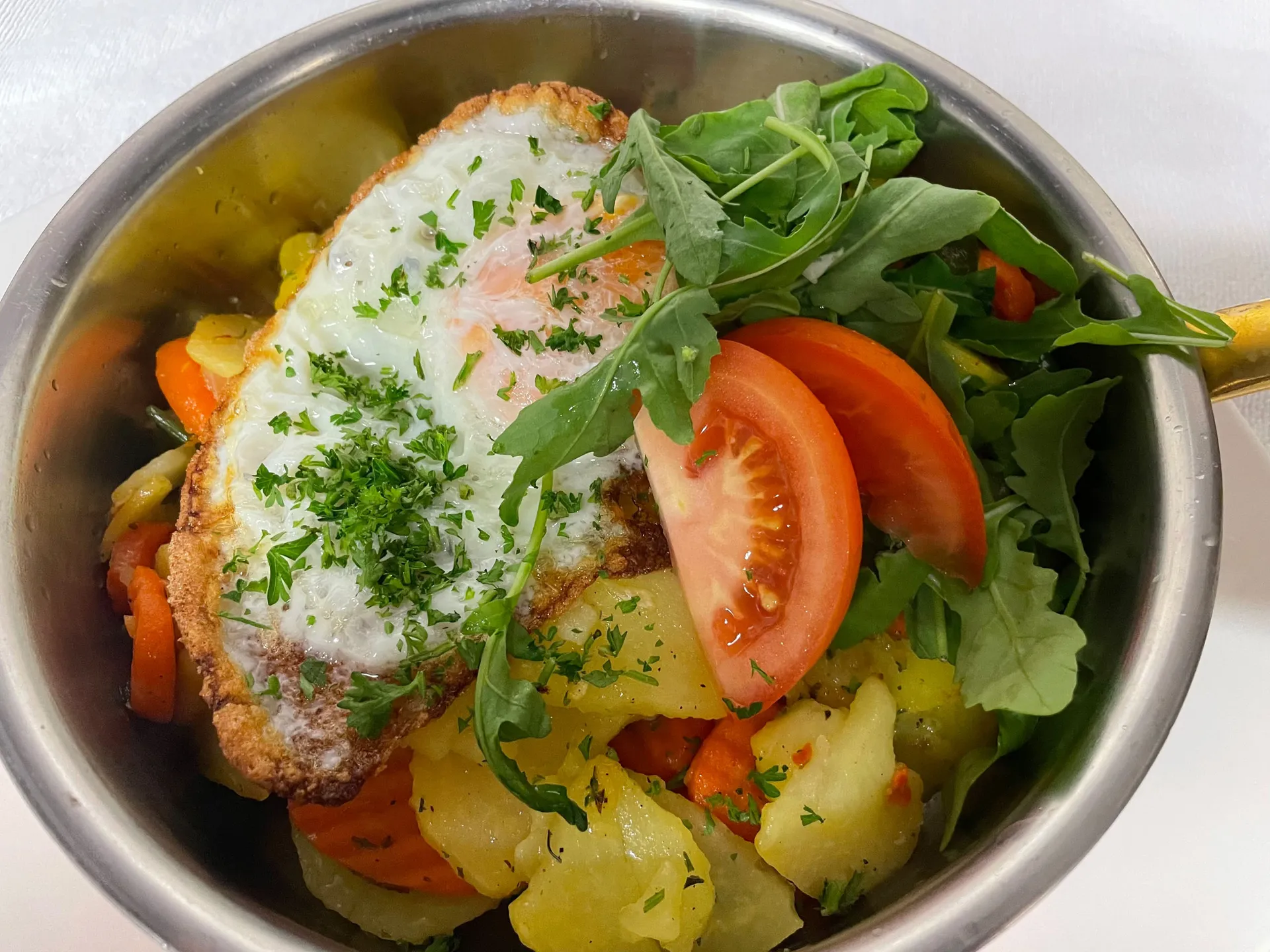 Weisskugel: your accommodation in Tyrol Bowl with fried egg, potatoes, carrots, tomatoes, arugula and parsley