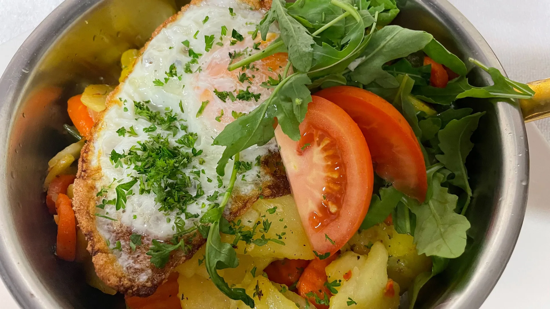 Gasthof Weisskugel: Bilder, die Sehnsucht wecken Schüssel mit Spiegelei, Kartoffeln, Karotten, Tomaten, Rucola und Petersilie