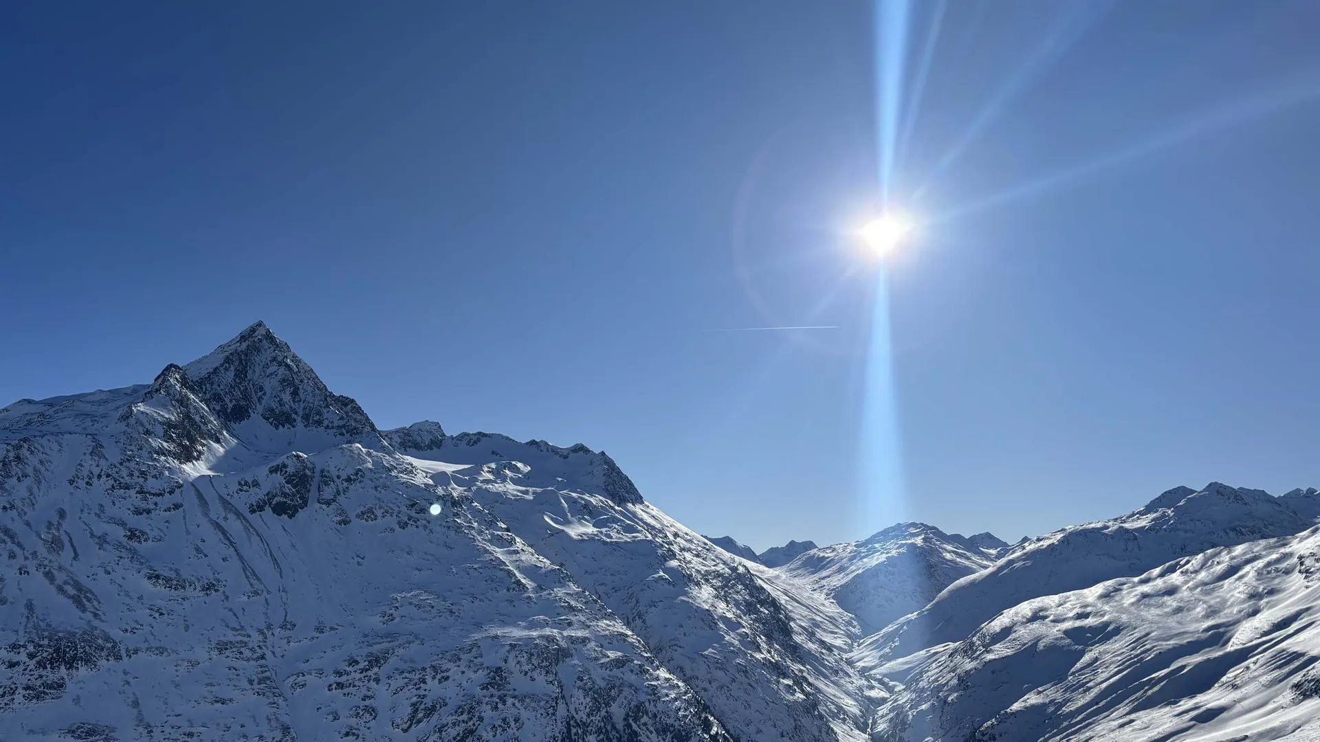 Gasthof Weisskugel: Bilder, die Sehnsucht wecken Verschneite Berggipfel und ein Tal unter strahlend blauem Himmel