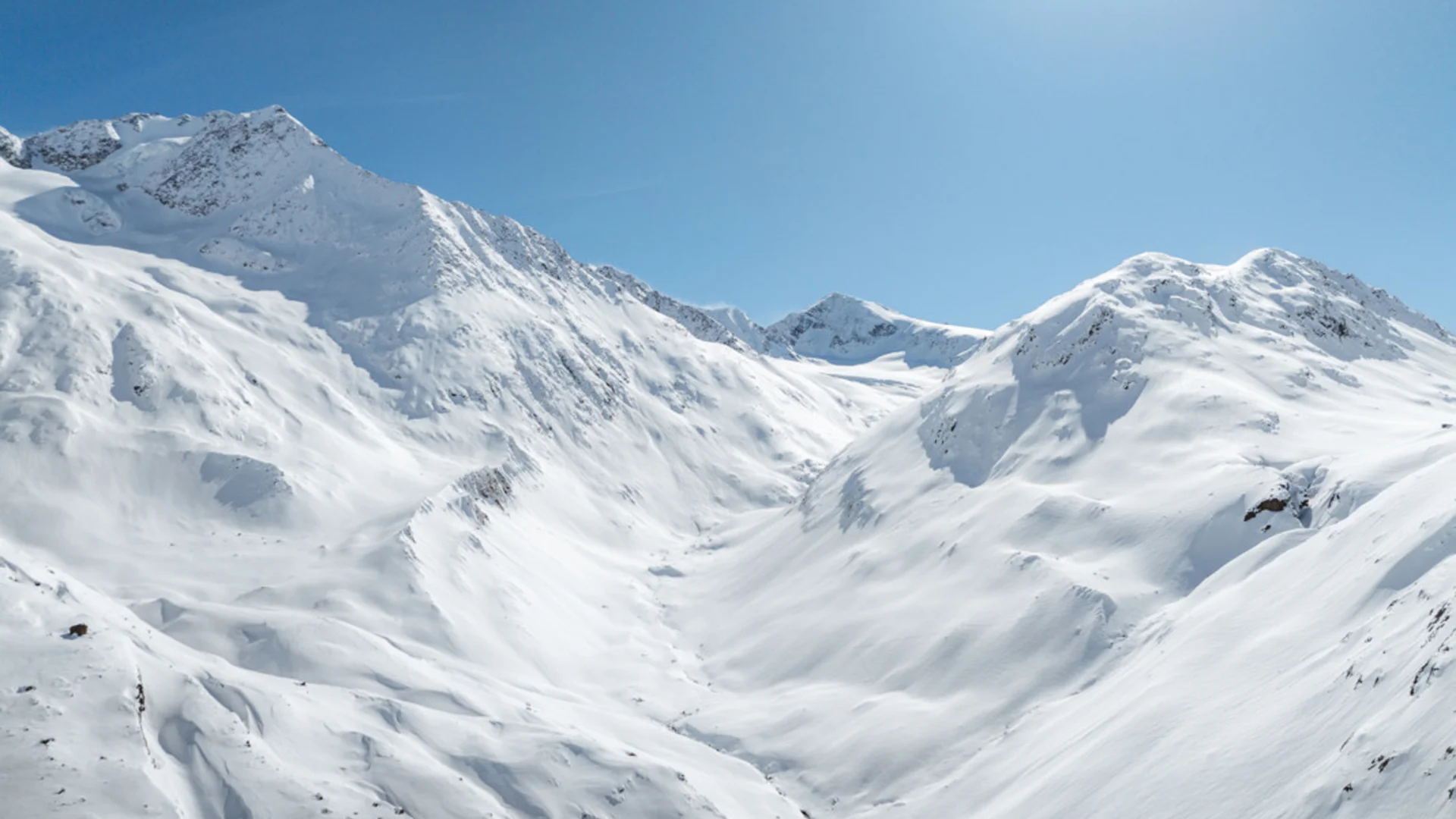 Schneebedeckte Berge unter klarem blauem Himmel