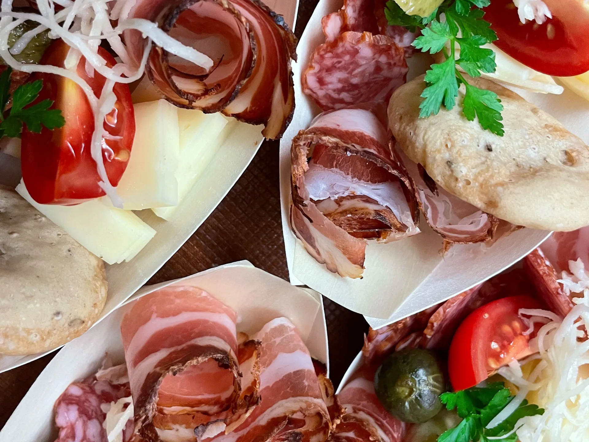Gasthof Weisskugel: dein originales Restaurant in Vent Teller mit gerolltem Speck, Wurst, Käse, Gurken, Tomaten und Krautsalat