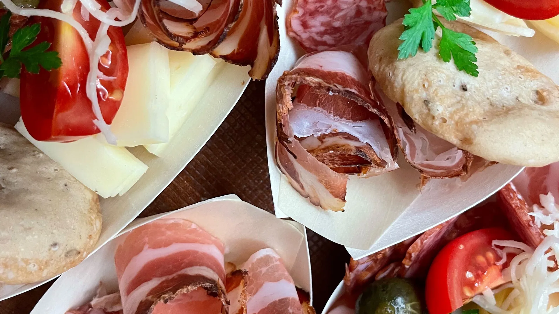 Gasthof Weisskugel: Bilder, die Sehnsucht wecken Teller mit gerolltem Speck, Wurst, Käse, Gurken, Tomaten und Krautsalat