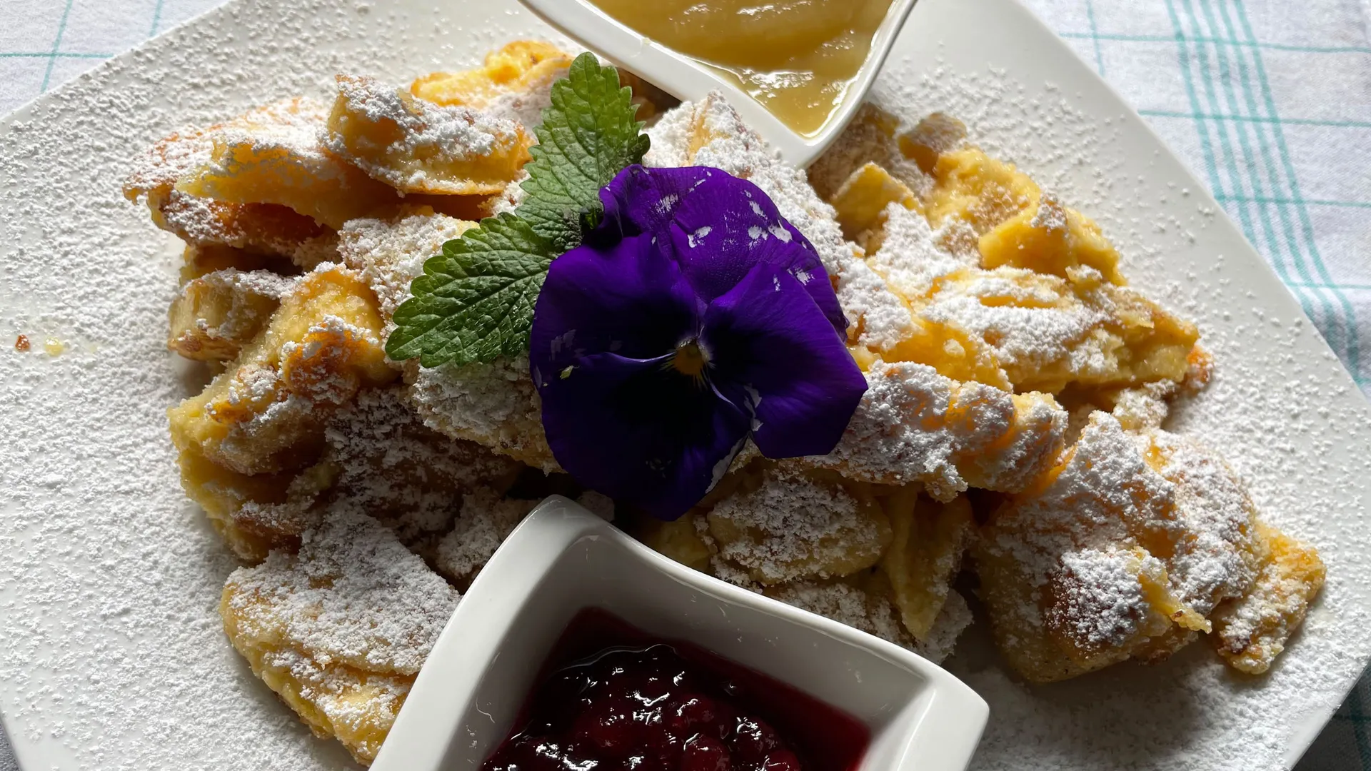 Gasthof Weisskugel: Bilder, die Sehnsucht wecken Kaiserschmarrn mit Puderzucker, Apfelmus, Beerenmarmelade und Blüten