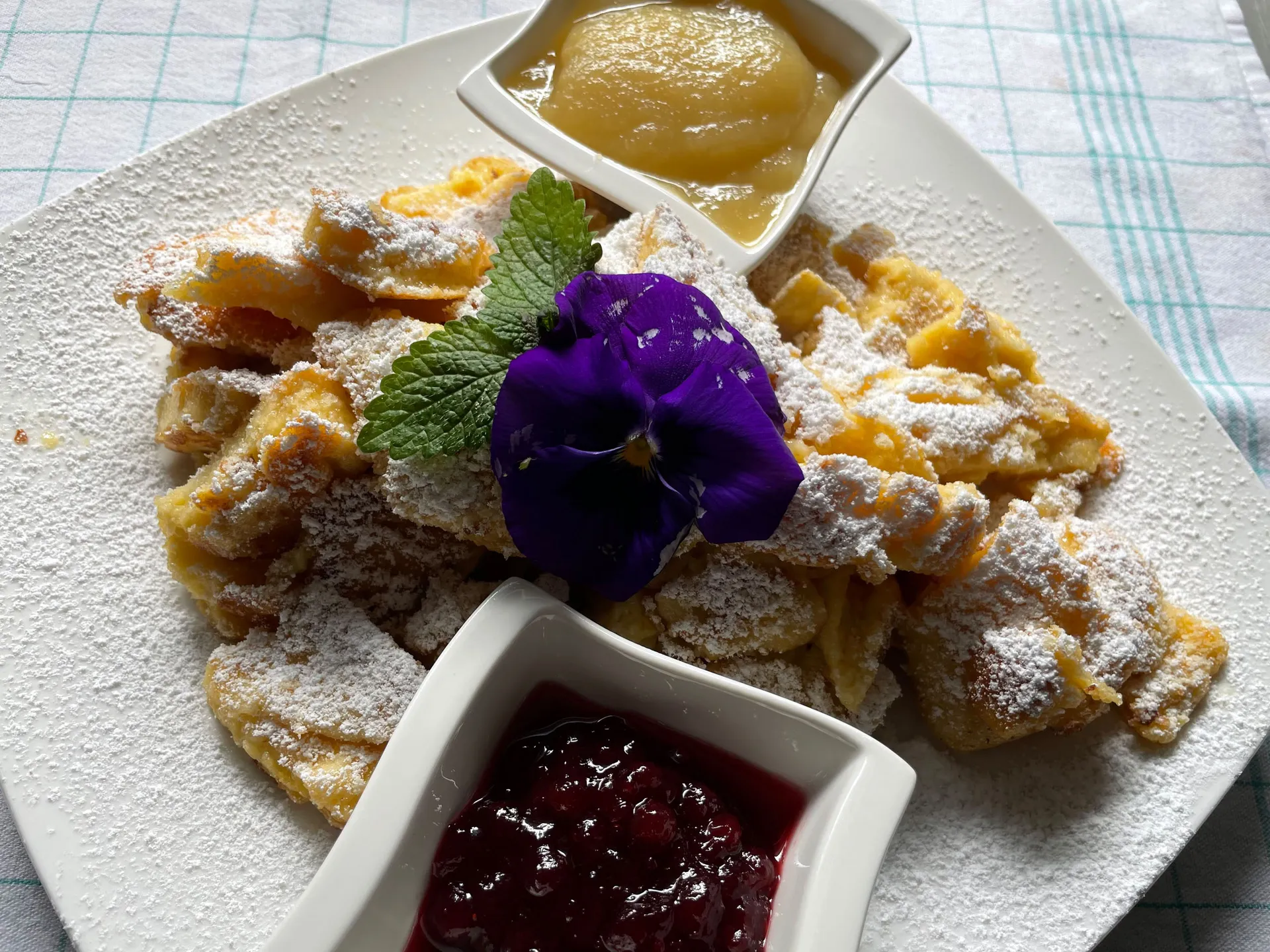 Gasthof Weisskugel: dein originales Restaurant in Vent Kaiserschmarrn mit Puderzucker, Apfelmus, Beerenmarmelade und Blüten
