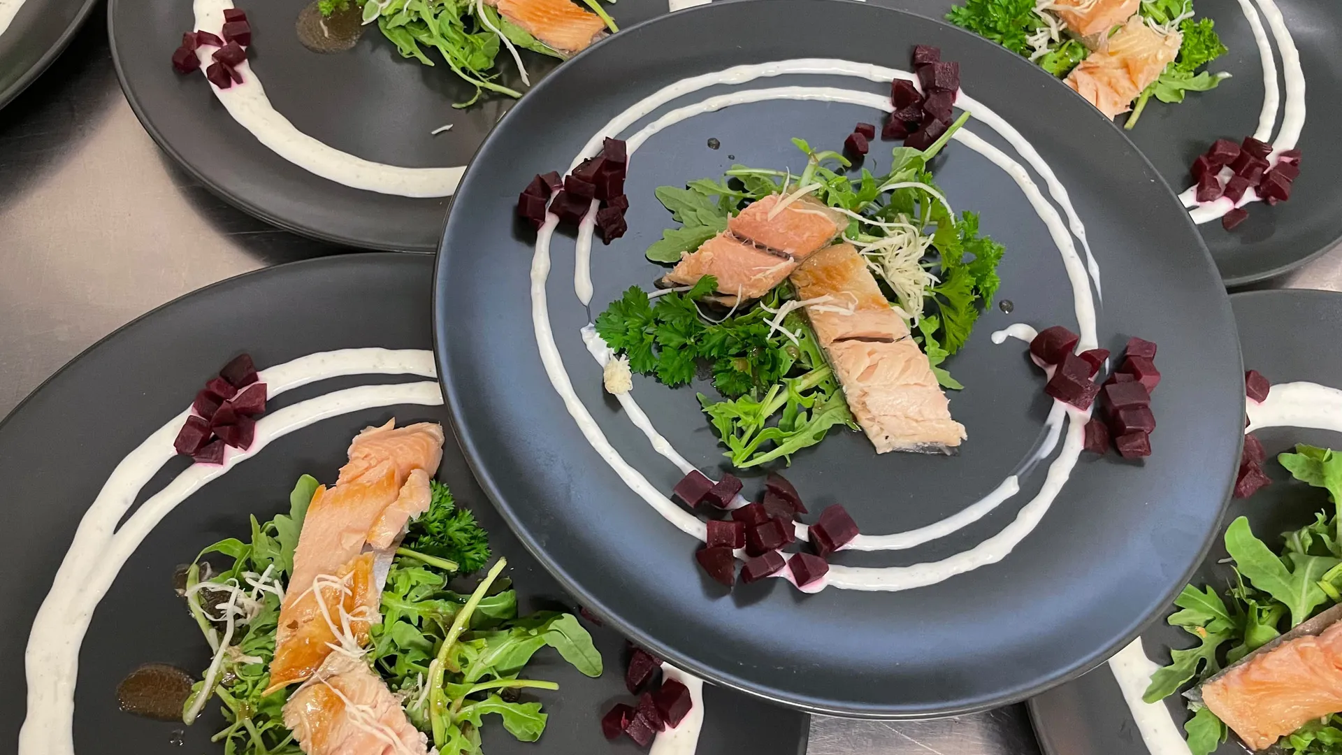 Gasthof Weisskugel: Bilder, die Sehnsucht wecken Teller mit Lachs, Blattsalat, Roter Bete und cremiger Soße