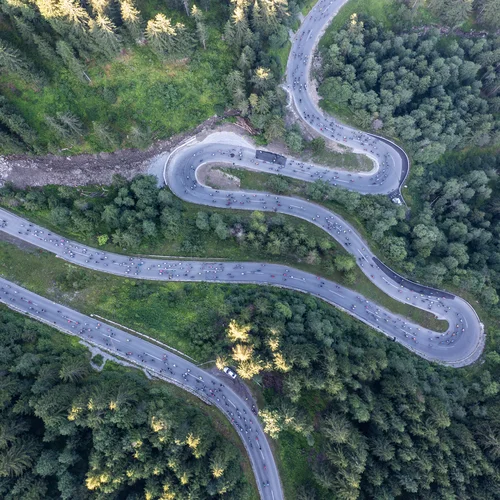 Gasthof Weisskugel: dein Sommerurlaub im Ötztal Luftaufnahme einer kurvigen Bergstraße mit Radfahrern und Wald