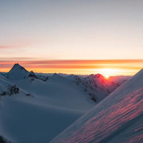 Gasthof Weisskugel in Vent: seit jeher familiengeführt Sonnenaufgang über schneebedeckten Bergen mit farbigem Himmel