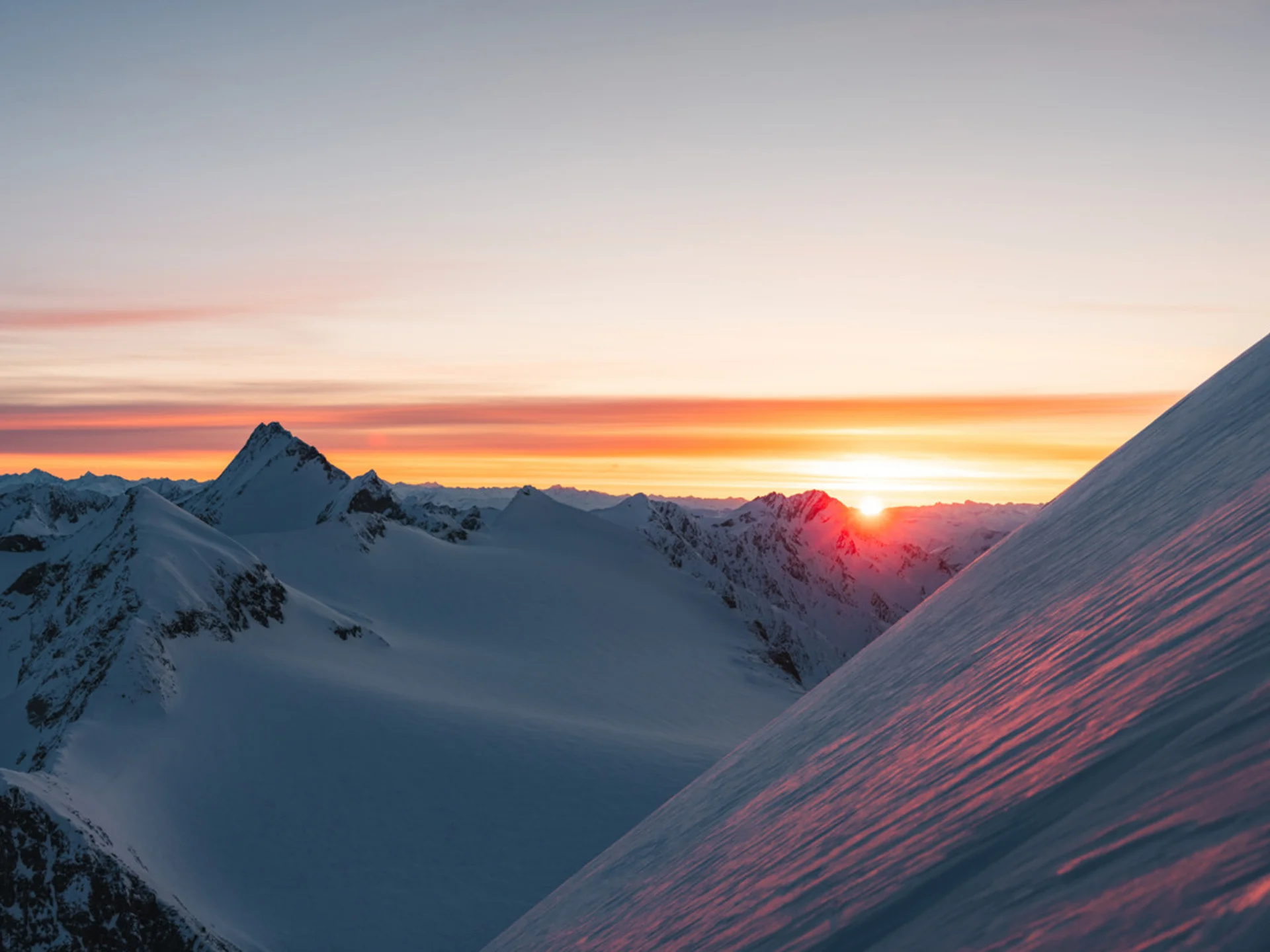 Weisskugel: your accommodation in Tyrol Sonnenaufgang über schneebedeckten Bergen mit farbigem Himmel