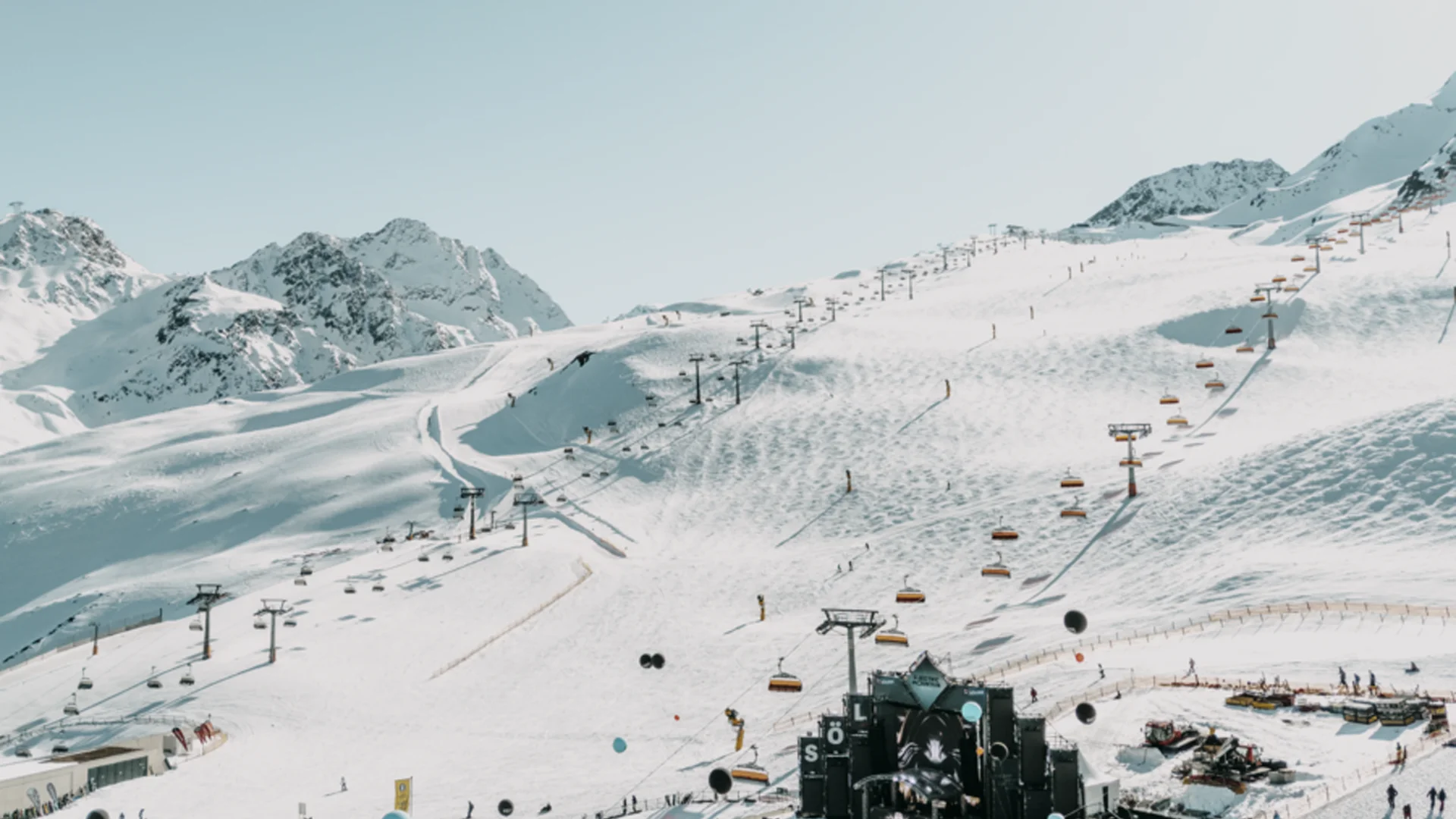 Großes Publikum bei Konzert im verschneiten Skigebiet mit Bergen im Hintergrund