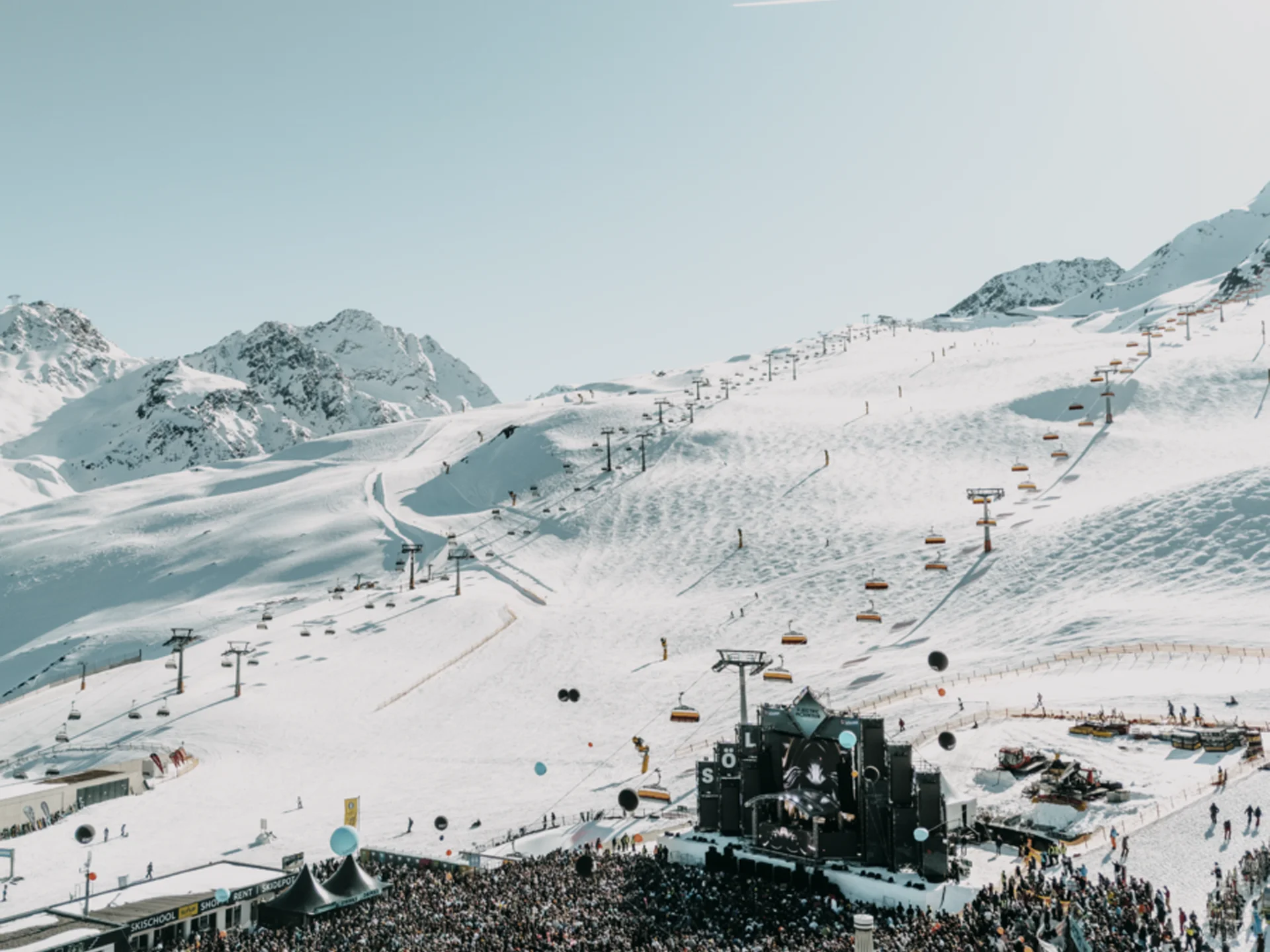 Weisskugel: your accommodation in Tyrol Großes Publikum bei Konzert im verschneiten Skigebiet mit Bergen im Hintergrund