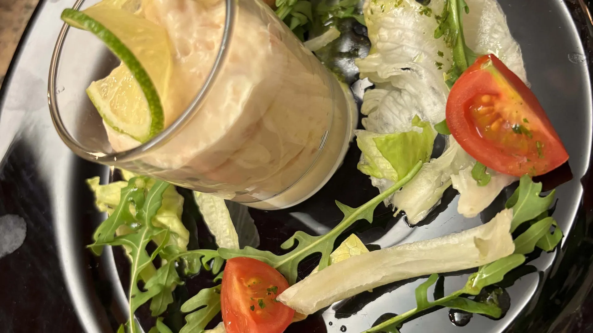 Gasthof Weisskugel: Bilder, die Sehnsucht wecken Salat mit Tomaten, Blattsalat und Brot neben einem cremigen Getränk mit Limettenscheibe