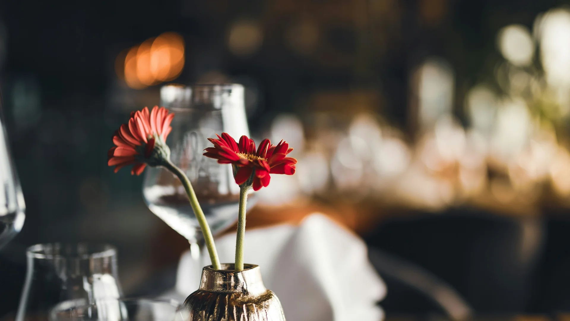 Gasthof Weisskugel: your authentic restaurant in Vent Restaurant table with vase, red flowers, glasses and folded napkin