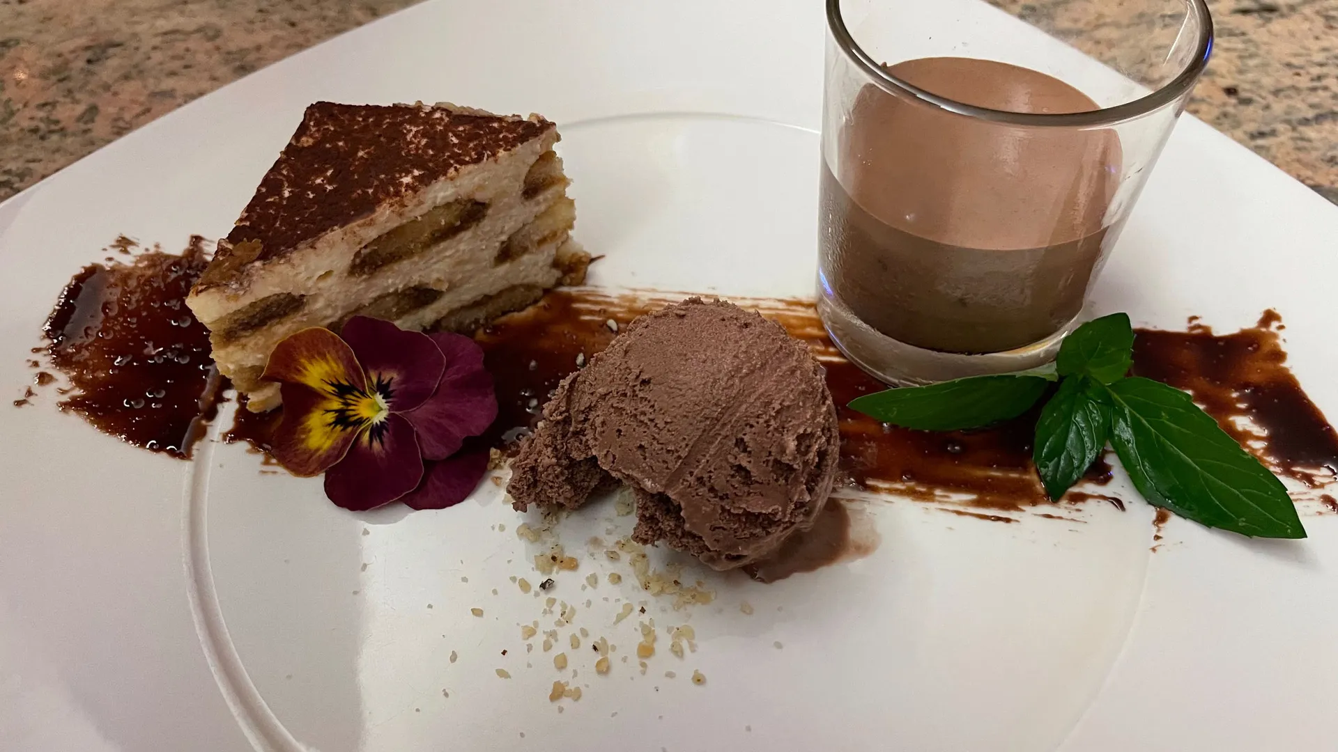 Gasthof Weisskugel: Bilder, die Sehnsucht wecken Dessertteller mit Tiramisu, Schokoladeneis, Schokoladensauce und Getränk