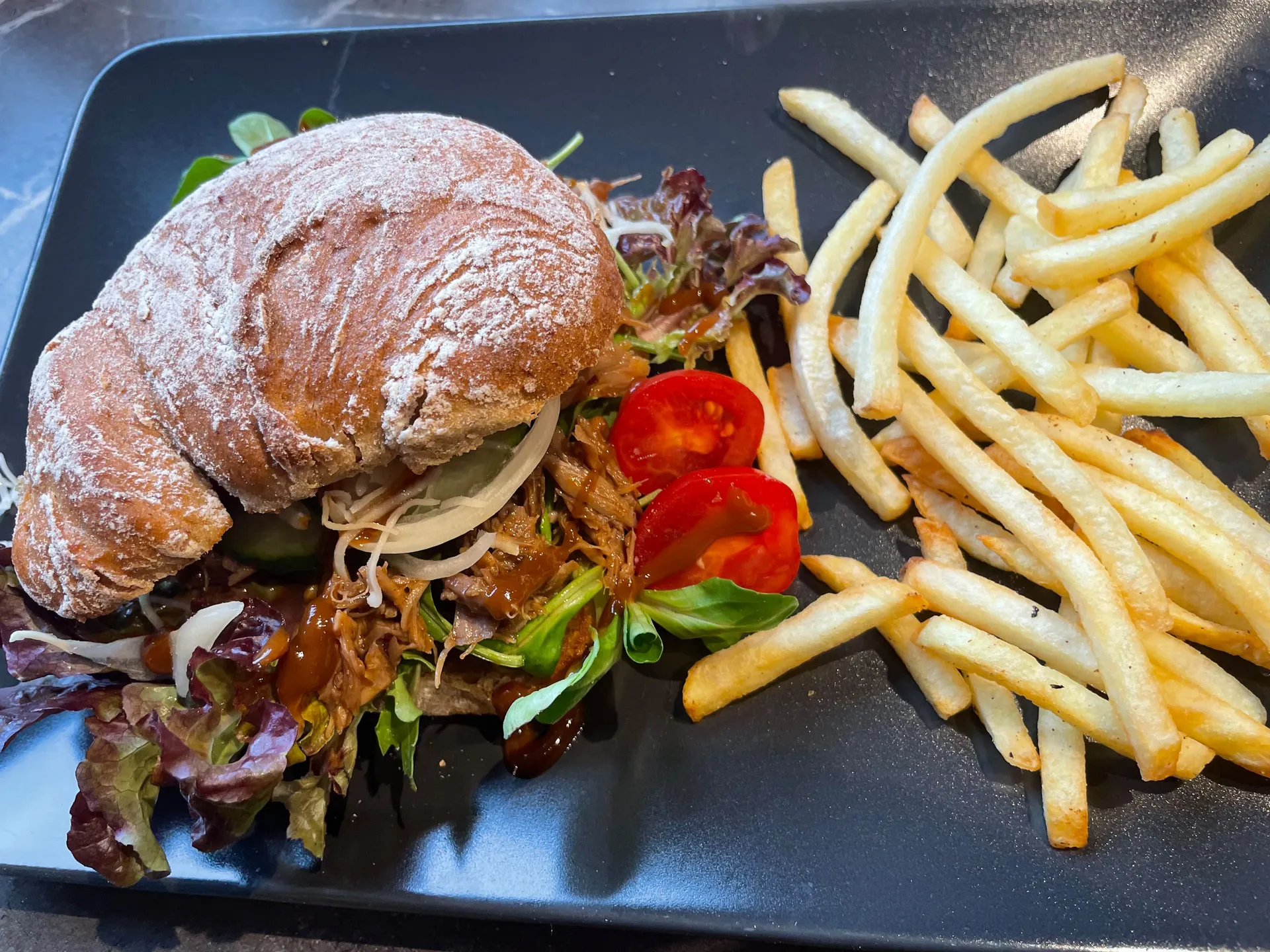 Gasthof Weisskugel: dein originales Restaurant in Vent Sandwich mit Salat, gezupftem Fleisch und Tomaten neben Pommes frites