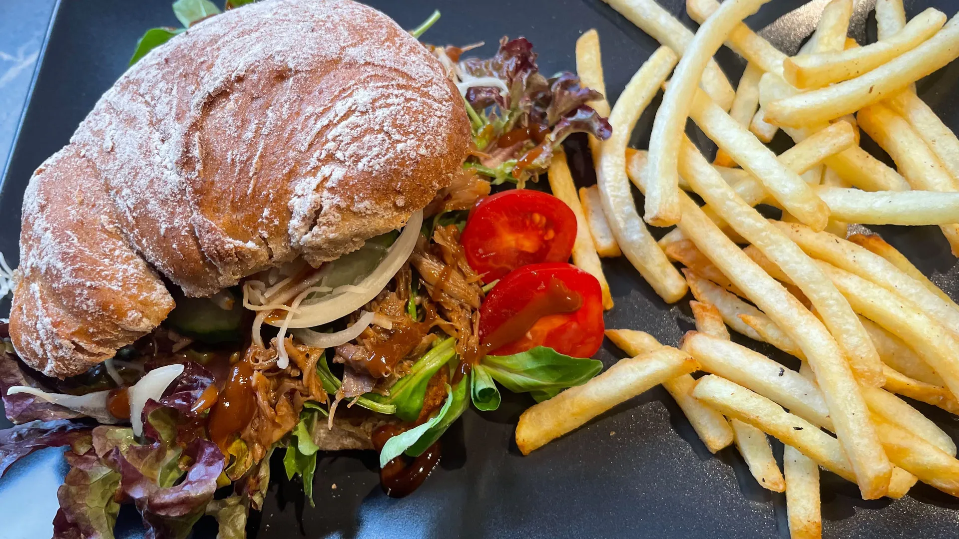 Gasthof Weisskugel: Bilder, die Sehnsucht wecken Sandwich mit Salat, gezupftem Fleisch und Tomaten neben Pommes frites