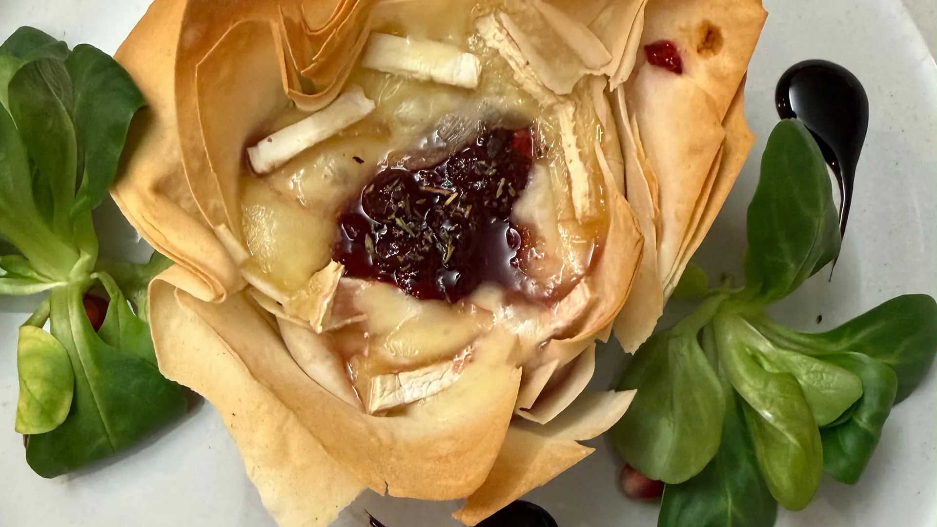 Gasthof Weisskugel: Bilder, die Sehnsucht wecken Knuspriges Teiggebäck mit geschmolzenem Käse, Beerensoße und Feldsalat