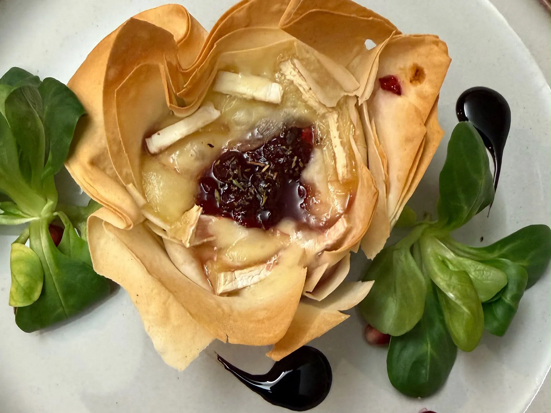 Gasthof Weisskugel: dein originales Restaurant in Vent Knuspriges Teiggebäck mit geschmolzenem Käse, Beerensoße und Feldsalat